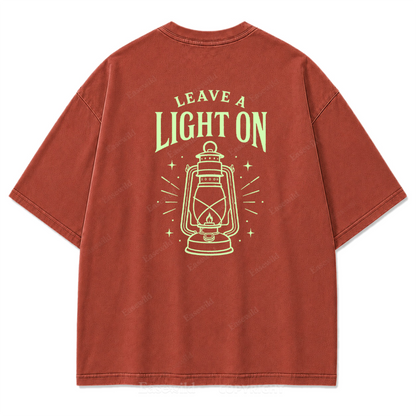 T-Shirt mit „Leave A Light On“-Grafikprint