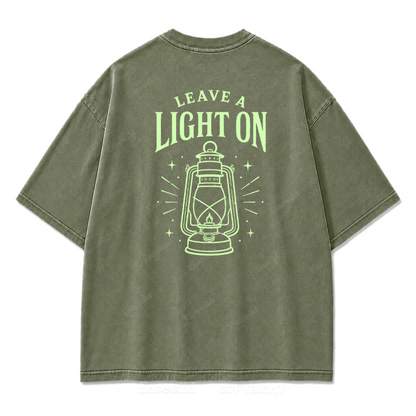T-Shirt mit „Leave A Light On“-Grafikprint