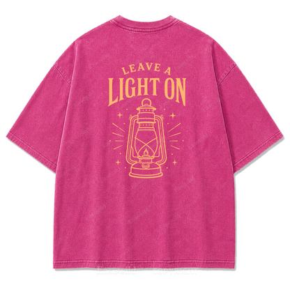 T-Shirt mit „Leave A Light On“-Grafikprint