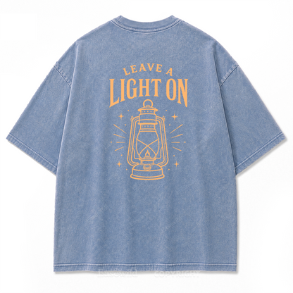 T-Shirt mit „Leave A Light On“-Grafikprint