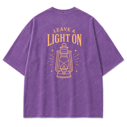 T-Shirt mit „Leave A Light On“-Grafikprint