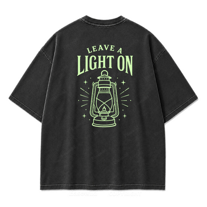 T-Shirt mit „Leave A Light On“-Grafikprint