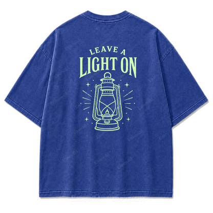 T-Shirt mit „Leave A Light On“-Grafikprint