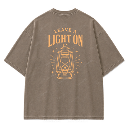 T-Shirt mit „Leave A Light On“-Grafikprint